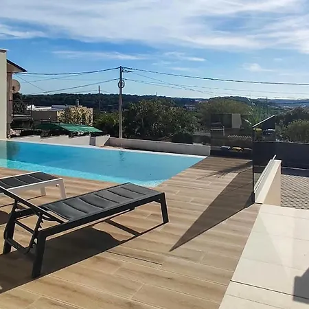 Amazing In With Private Swimming Pool, Be Inside Or Outside Nyaraló *